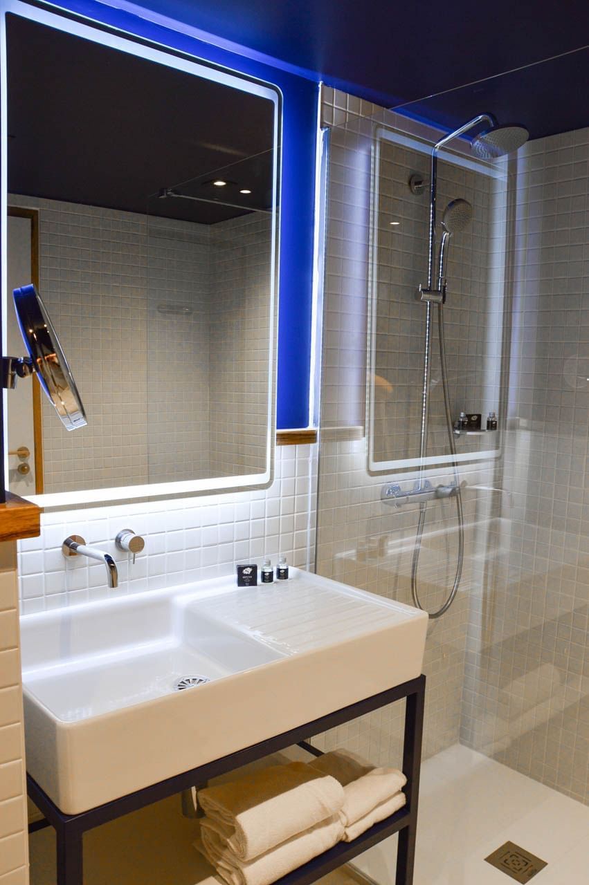 Vanity & Shower in Ekip Room at Kopster Paris Ouest Colombes