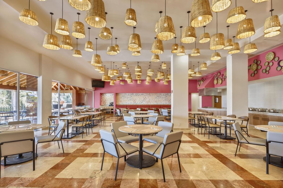 Montaje de mesa en un restaurante con luces tranquilas en Fiesta Inn