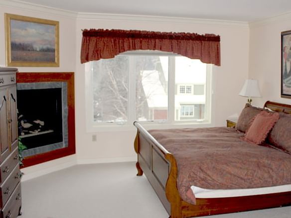 Bedroom with one bed in the Resort Home 558B at Topnotch Stowe Resort