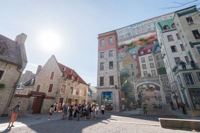 un groupe de personnes devant un immeuble
