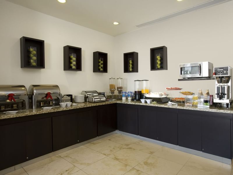 Zona buffet en la sala de desayunos de One Hotels