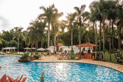 Pessoas na área da piscina externa no Iguazu Grand Resort