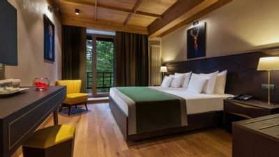 Bed with wall art in King Room at Ana Hotels Bradul