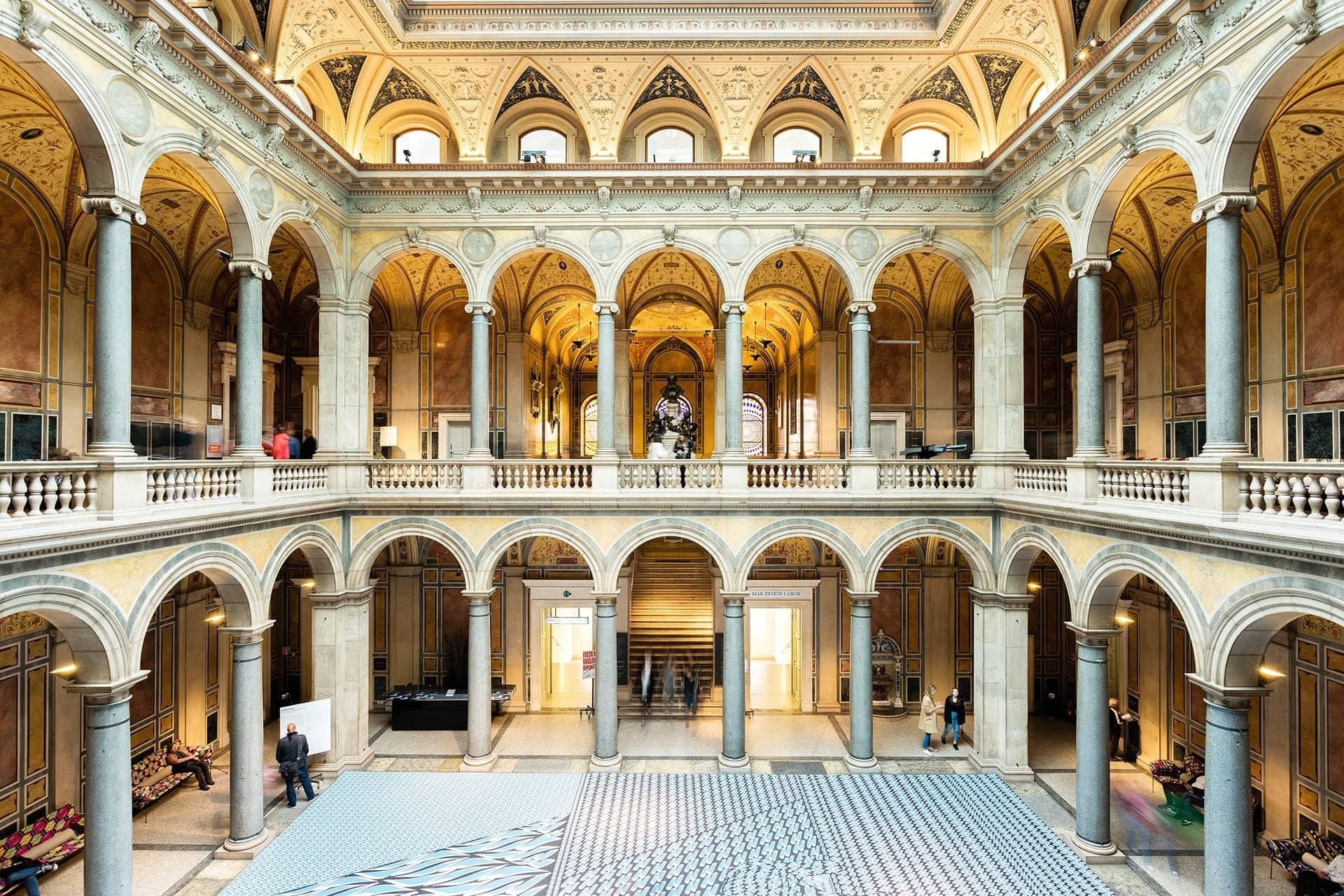 MAK Wien mit prachtvoller Innenarchitektur, Säulenhalle und kunstvoll gestalteter Ausstellung im historischen Gebäude.