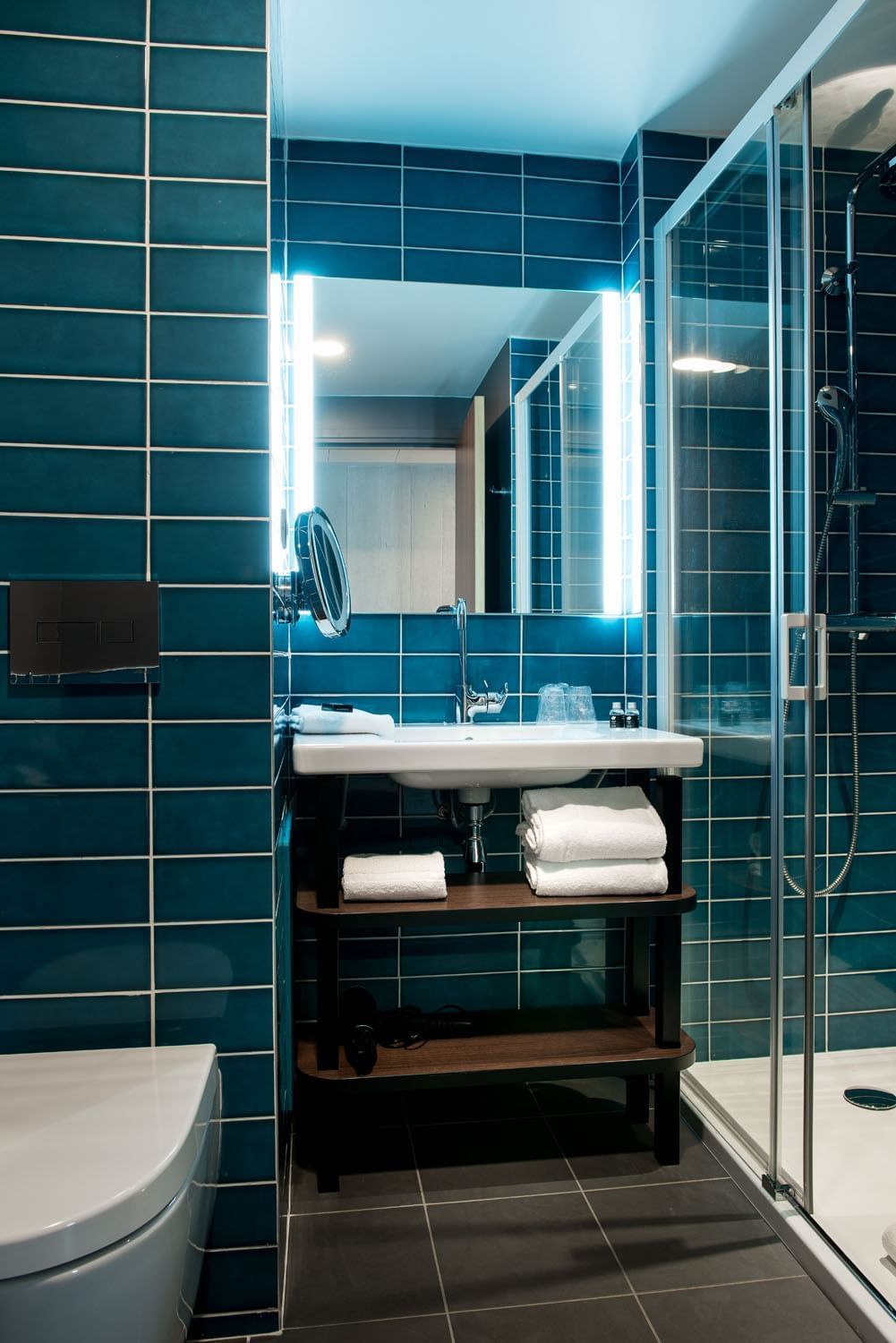 Vanity & shower area in Ekip room at Kopster Hotel Lyon Groupama Stadium