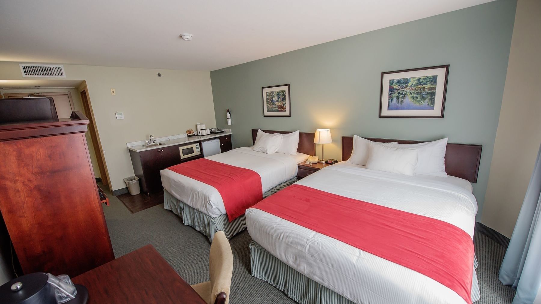 Two Queen Beds: Kitchenette - Harrison Lake Hotel