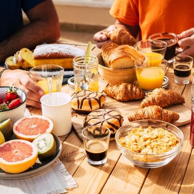 A breakfast meal served with fruits at Hôtel de l'Europe