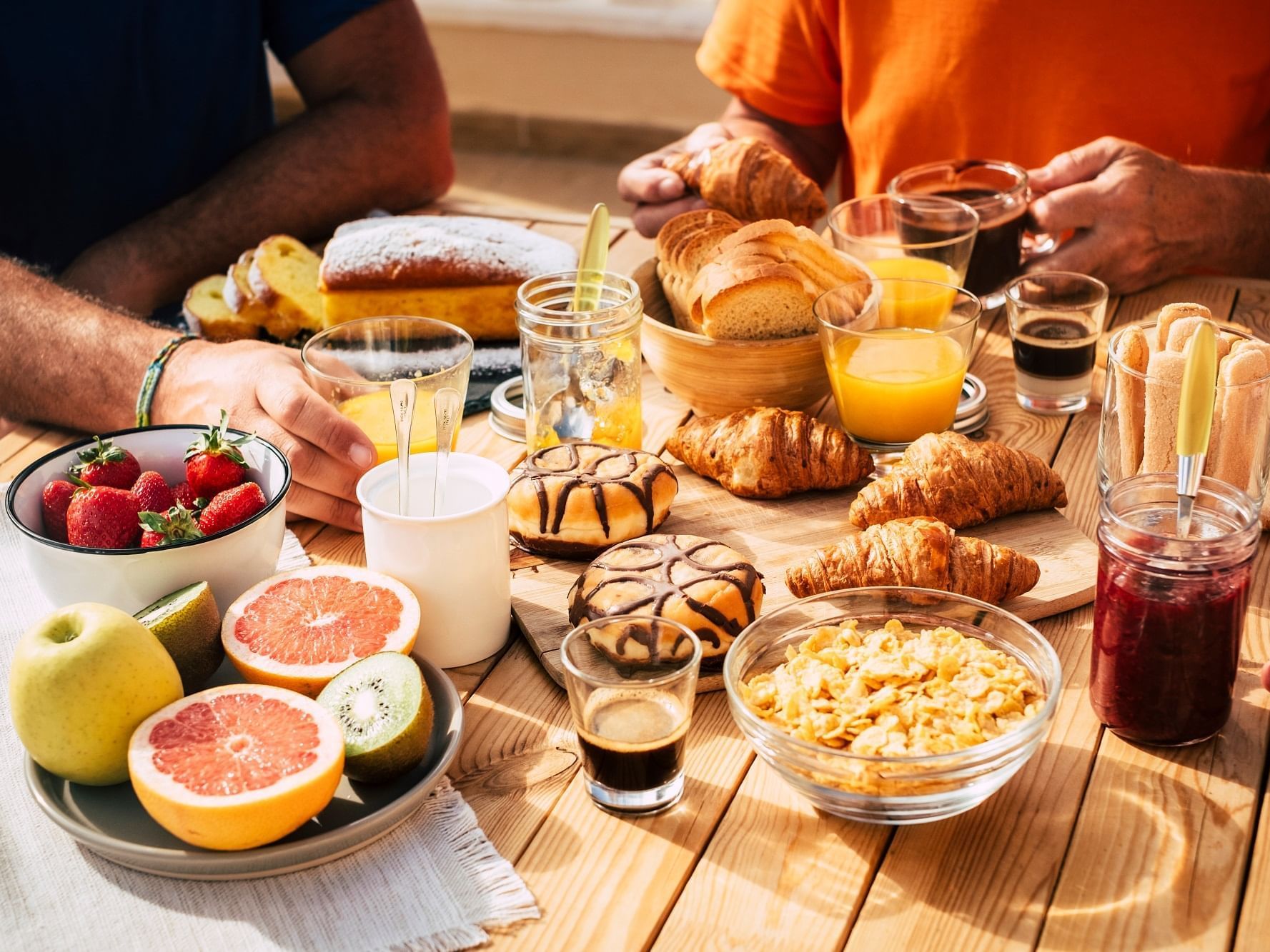 A breakfast meal served with fruits at Hôtel de l'Europe