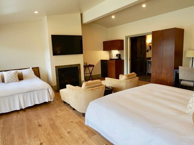 Superior Two Beds bedroom with kingbed at Heritage House Resort
