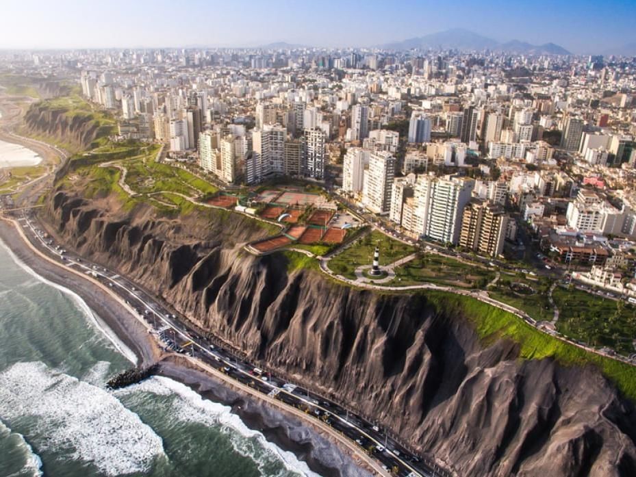 Vista de la ciudad de Miraflores desde el cielo cerca de Hotel Delfines