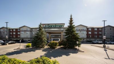 Exterior view of Sandman Hotel & Suites Winnipeg Airport with parking
