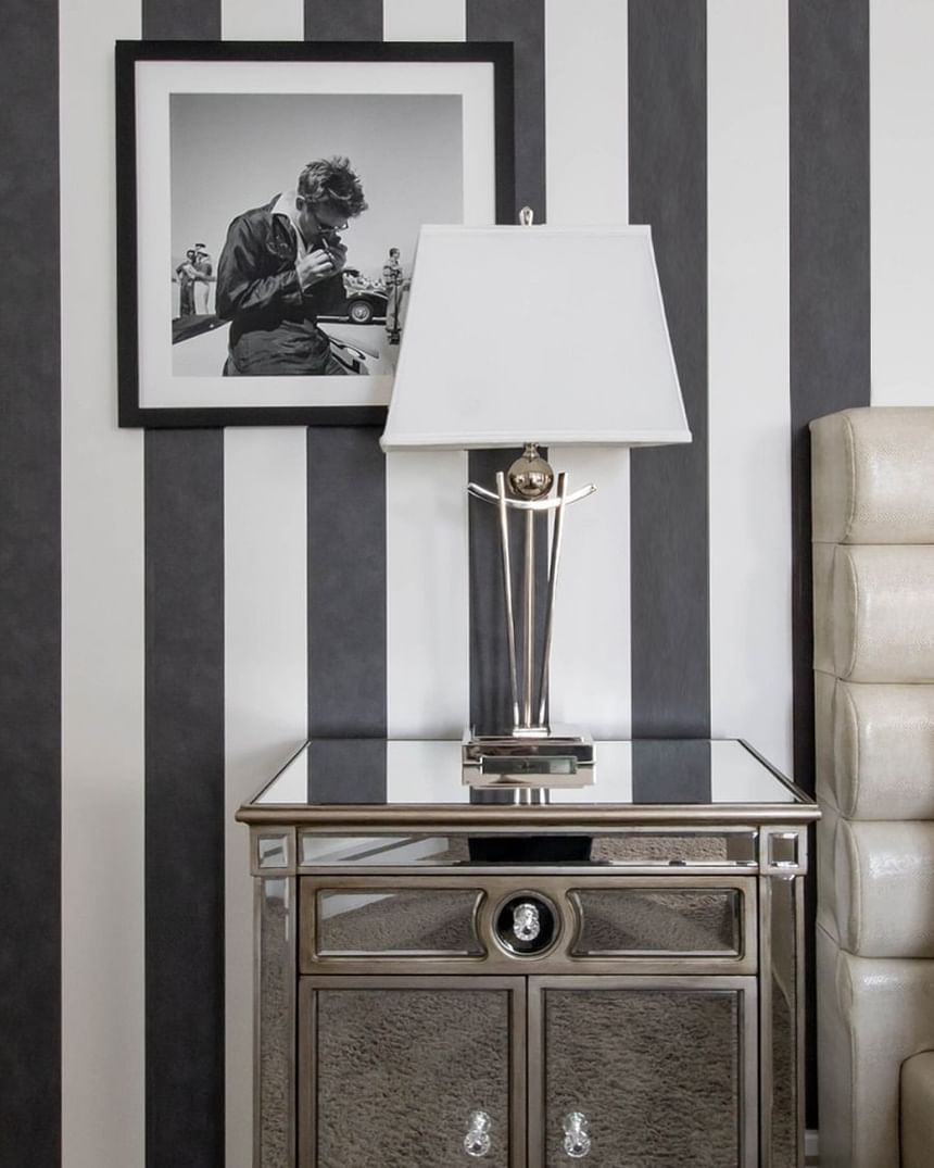 Bedside lamp & picture on the wall in Queen Premiere Rock N Roll at Retro Suites Hotel 