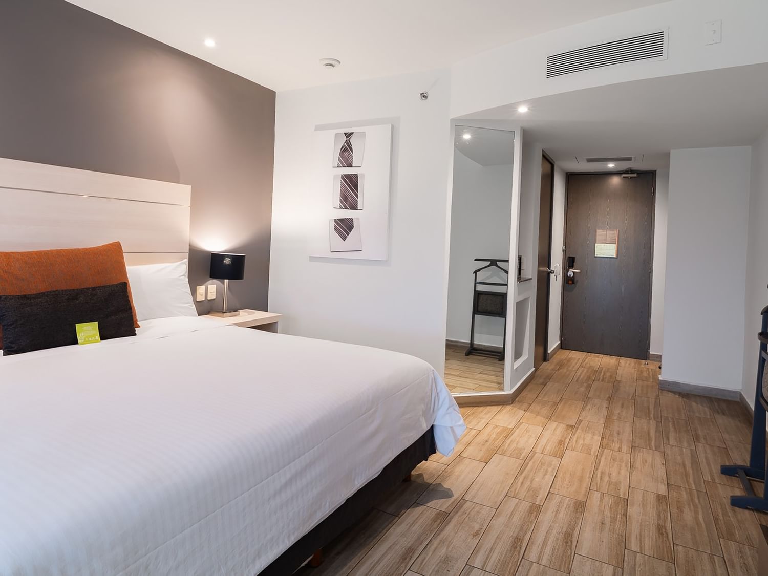 Habitación De Lujo King con cama grande y decoración moderna en Real Inn Perinorte, Tlalnepantla.