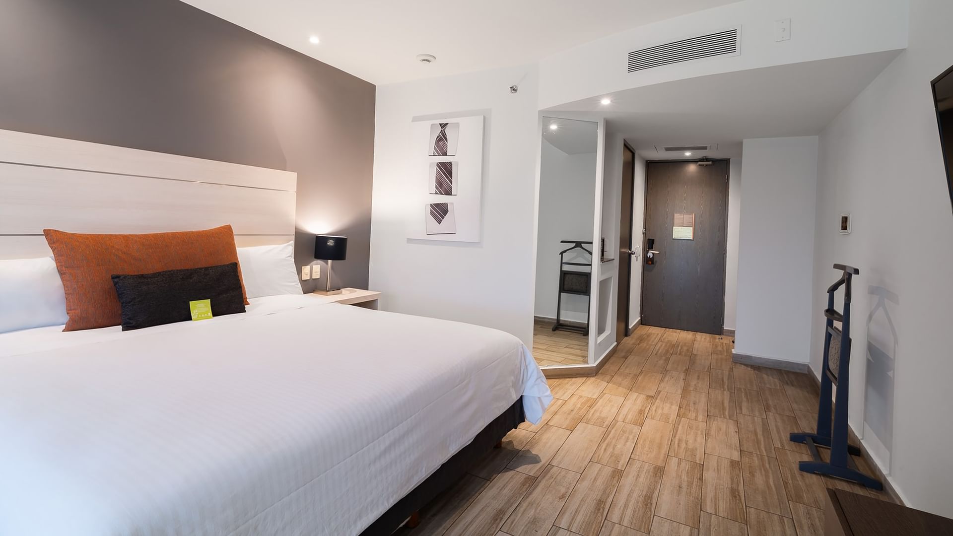 Habitación De Lujo King con cama grande y decoración moderna en Real Inn Perinorte, Tlalnepantla.