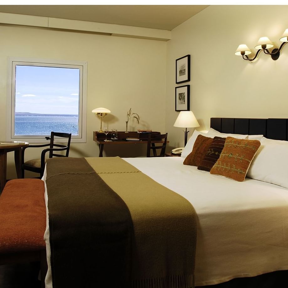Bed & furniture in a room with a sea view at Hotel Territorio