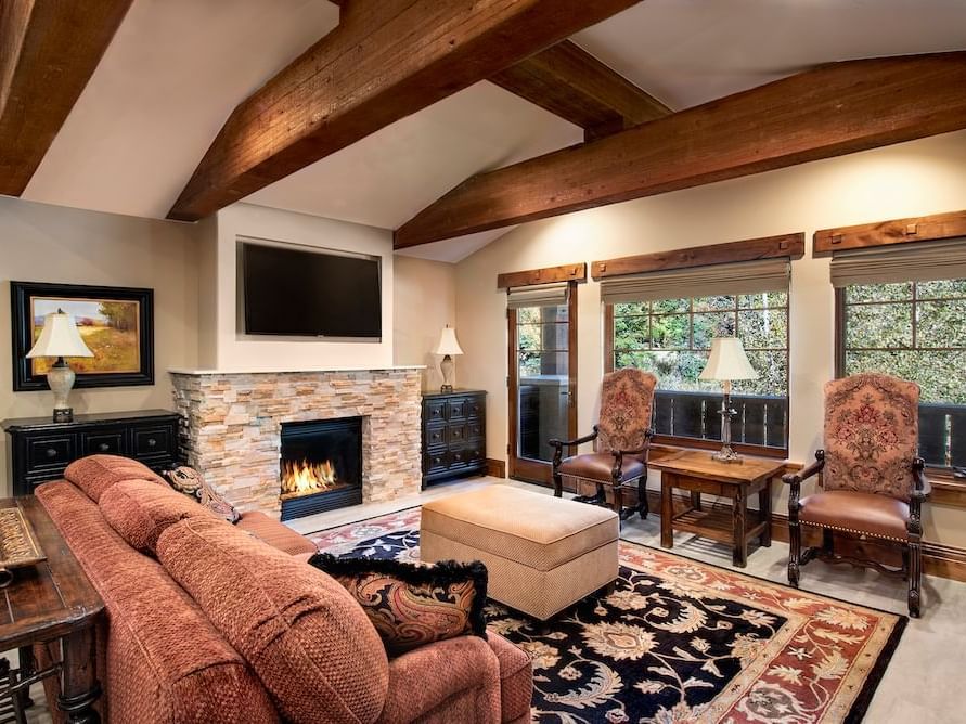 Living area with seating and fireplace in Deluxe Studio at Chateaux Deer Valley