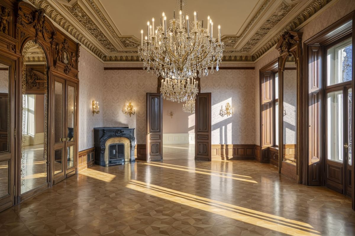 Heritage Rooms with a sparkling chandelier hanging from the ceiling at Almanac Palais Vienna