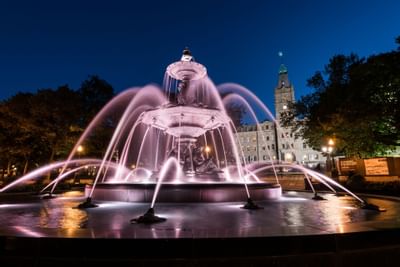 une fontaine d'eau éclairée la nuit