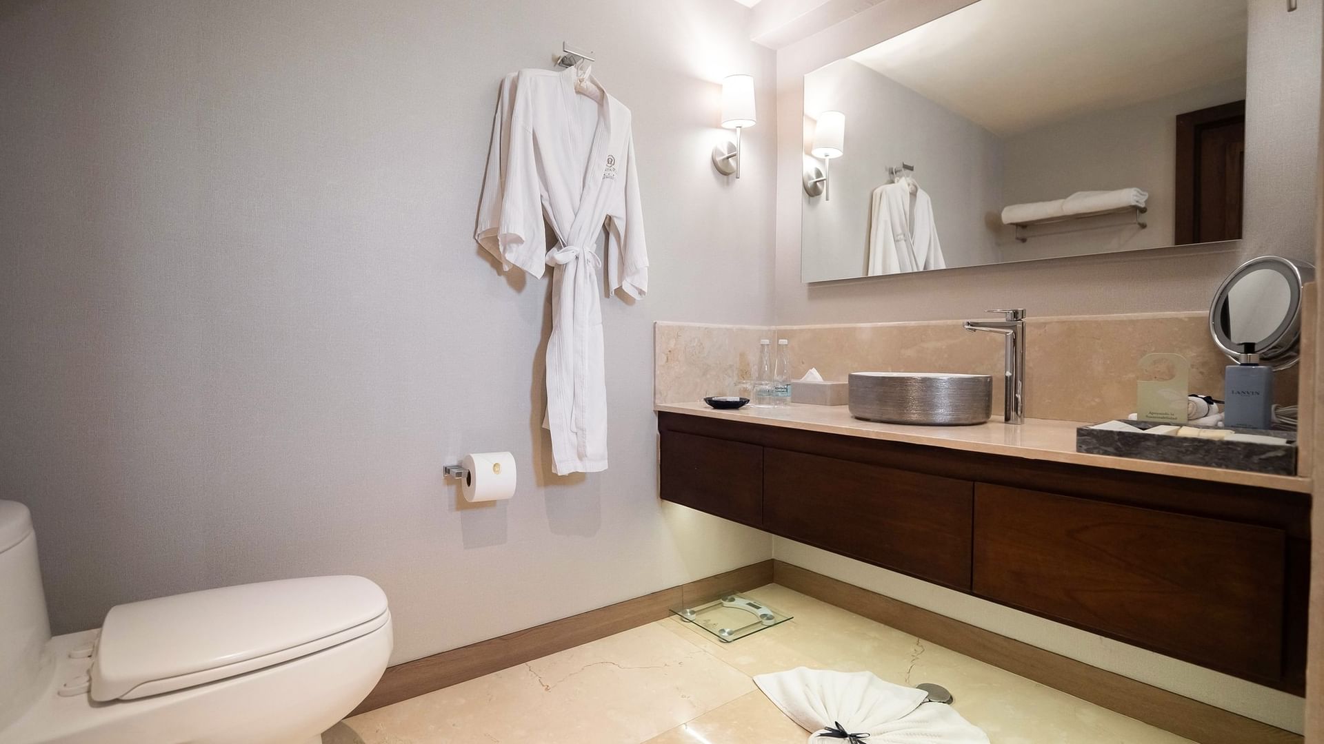 Baño elegante con toallas, espejo grande y detalles finos en la habitación Premium 2 Camas Queen en Quinta Real Puebla, Heroica Puebla de Zaragoza