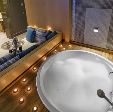 Спа-сьют с большим джакузи, наполненным пузырьками — идеальное место для расслабления и роскоши в BeFine Spa, Titanic Luxury Collection Bodrum