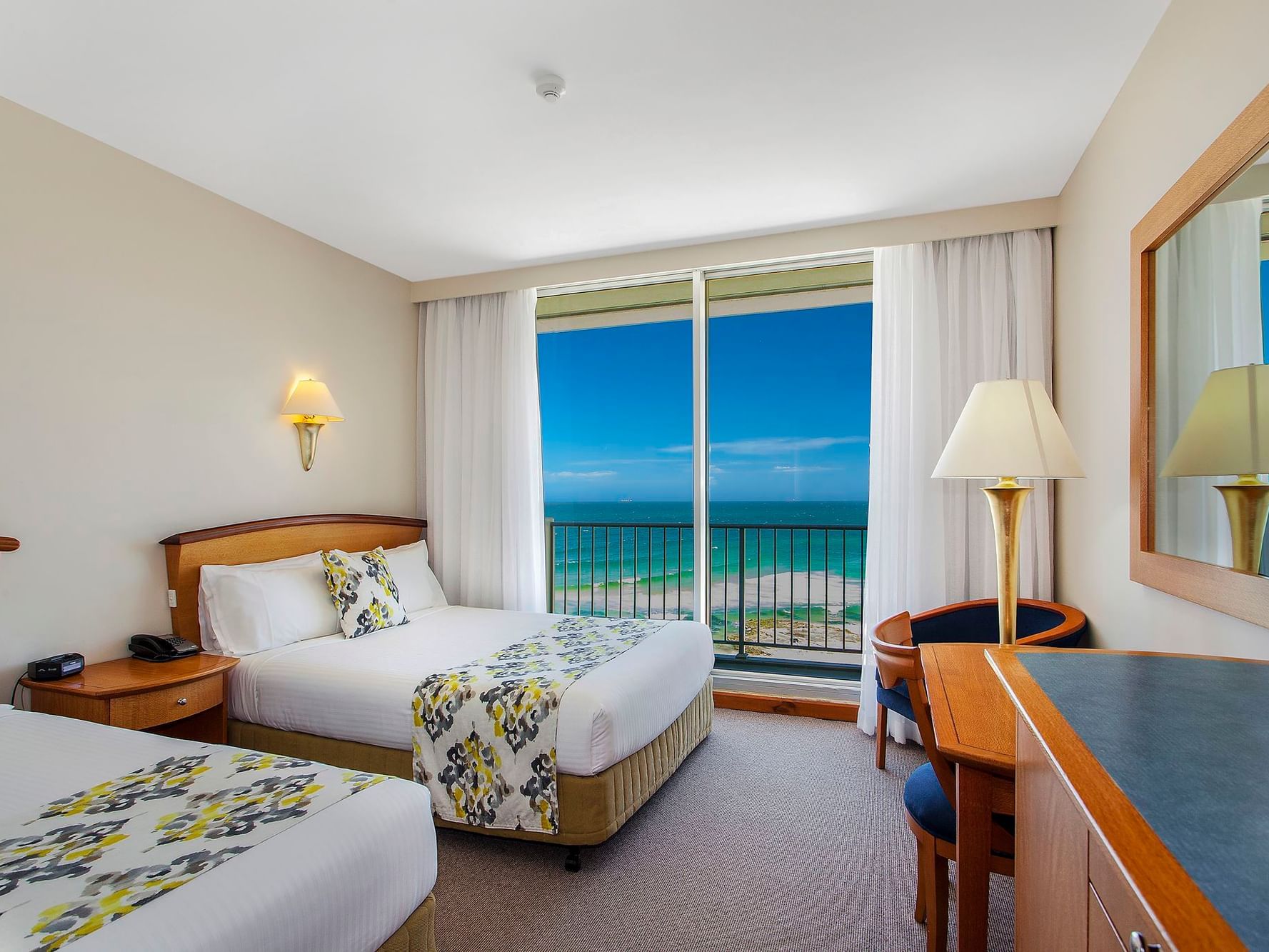 Hotel with twin beds and ocean view at Noah’s on the beach