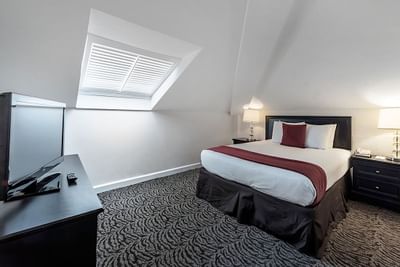 King bed and tv in a guest room at Artmore Hotel