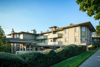 Exterior view of Plaza Inn & Suites at Ashland Creek​