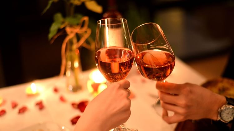 Close-up of a couple toasting wine glasses in a romantic dinner at Grand Fiesta Americana