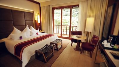 Junior Suite with river view with Glass windows at Hotel Sumaq