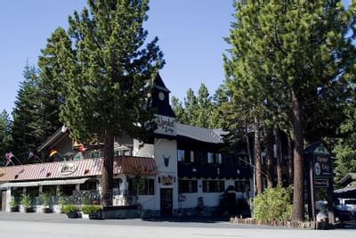 The hotel exterior & entrance road of Alpenhof Lodge
