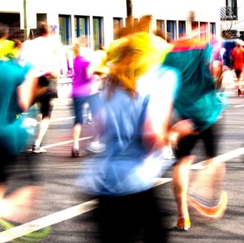Läufer beim Berlin-Marathon in der Nähe von Titanic Hotels in Berlin