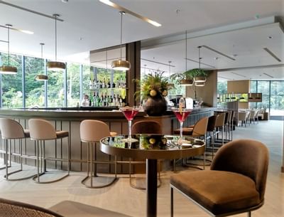 Un bar interior en los hoteles Bluedoors 
