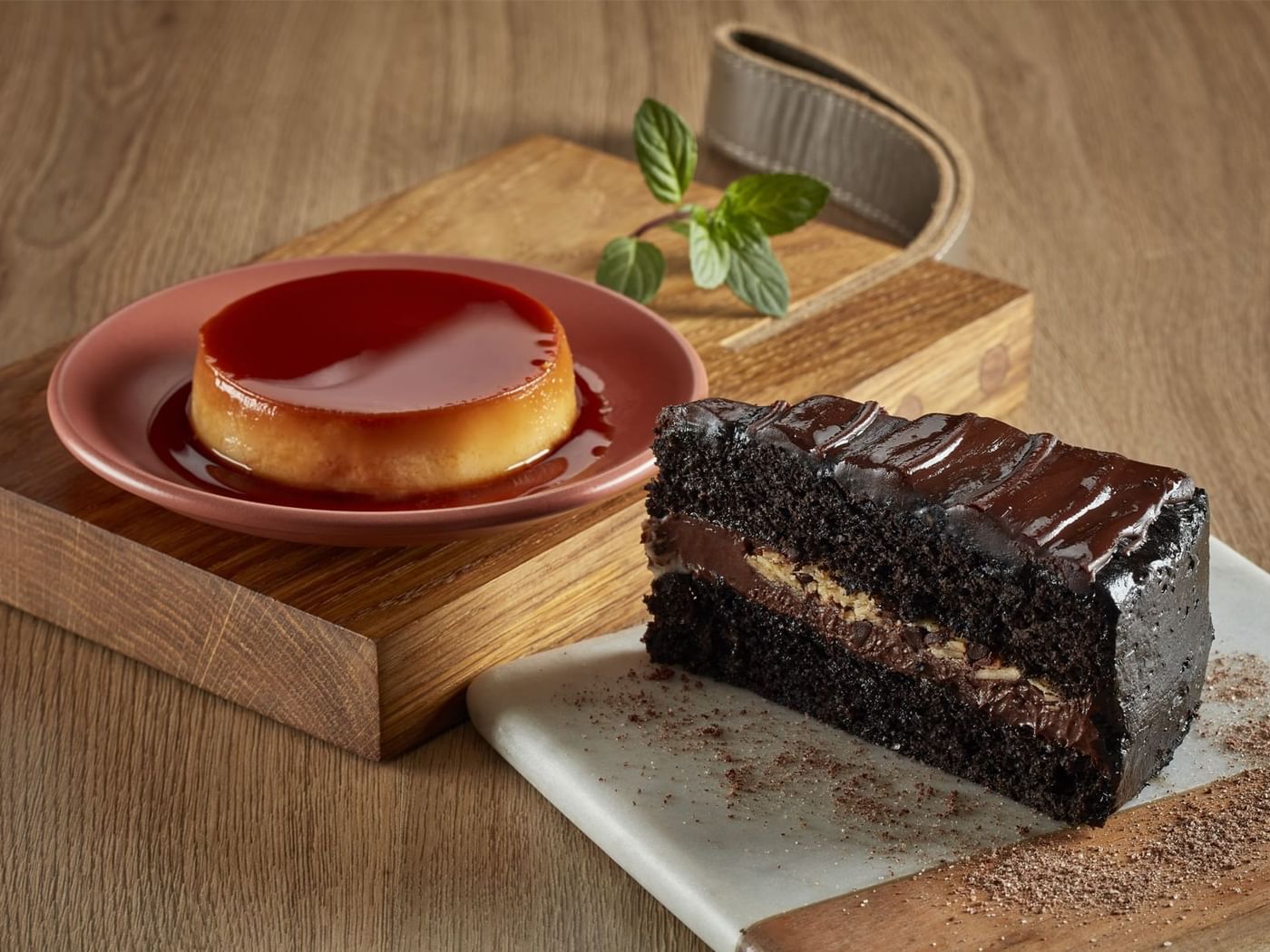 Budín de caramelo y trozo de tarta de chocolate en One Hotels