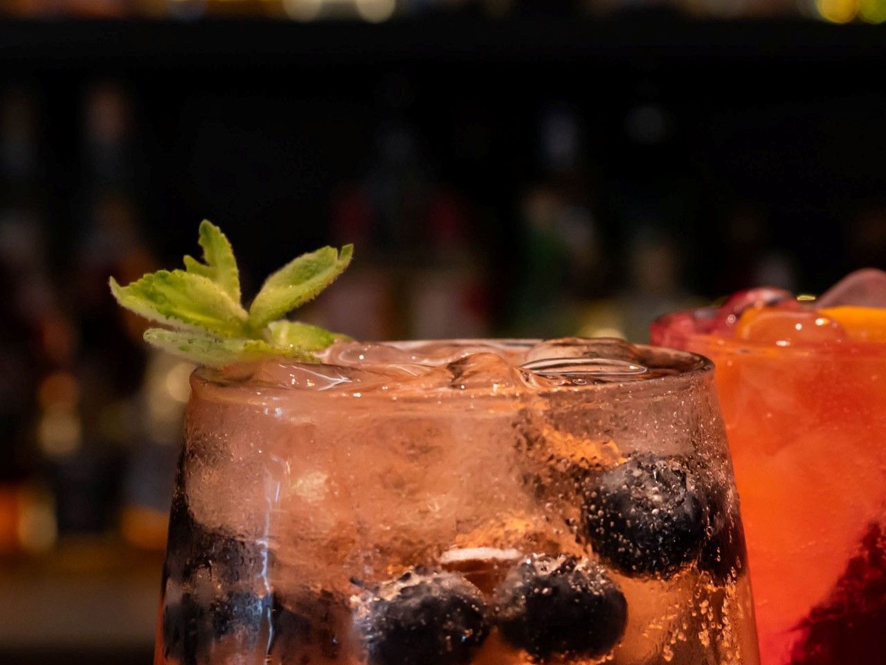 Dos refrescantes cócteles de verano con hielo y frutos del bosque en el hotel HCC Costanera Concepción.