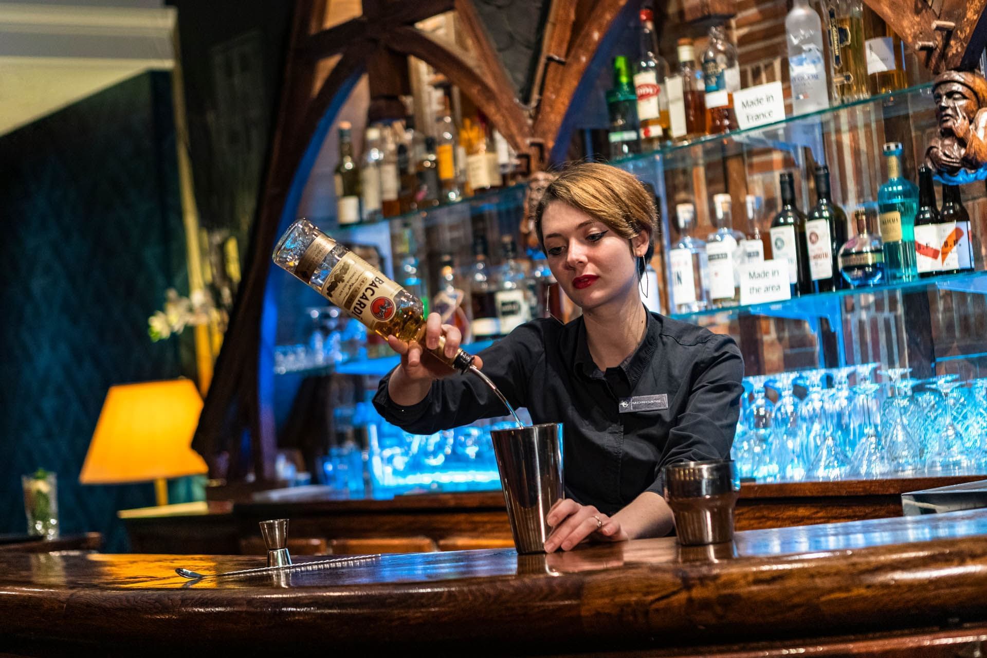 Barman préparant un cocktail au bar, Oceania L'Univers Tours