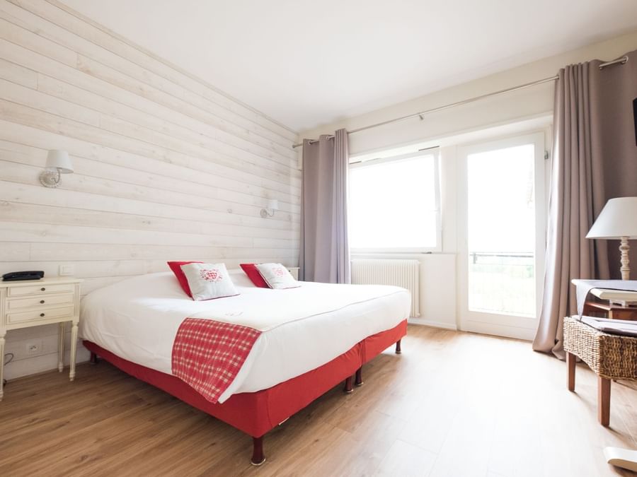 Double bed in Chambre Privilège at Originals Le Kastelberg