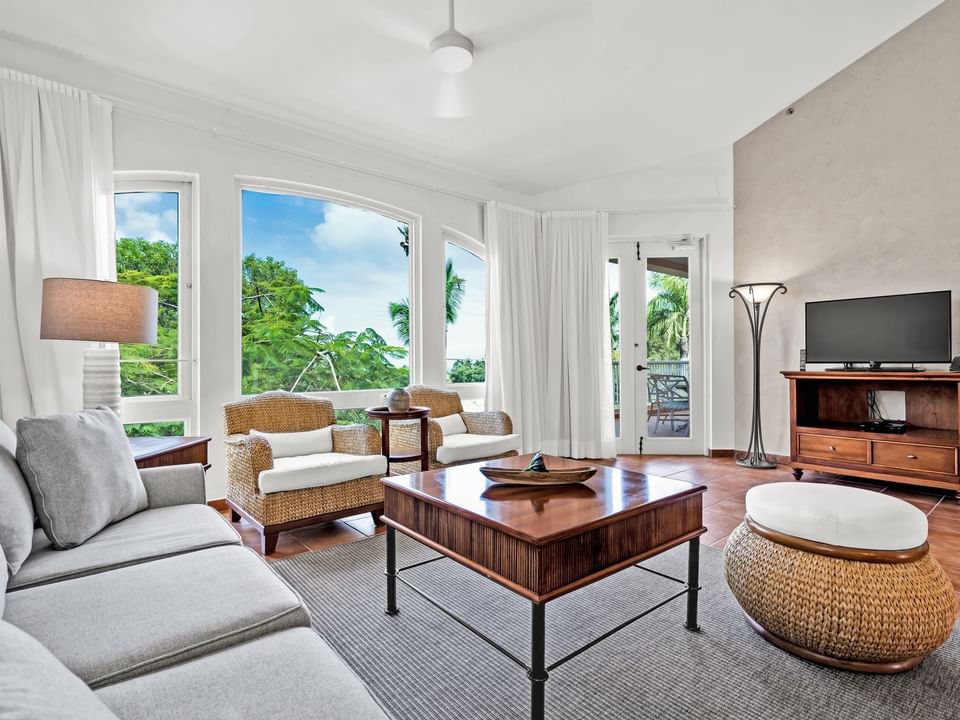 Sala de televisión junto a las grandes ventanas con asientos cómodos en la One Bedroom Garden View en Las Casitas Village.