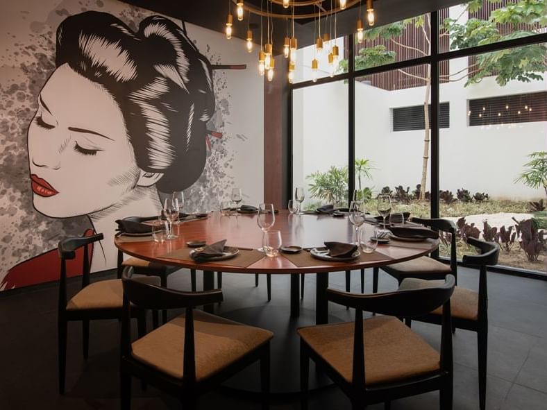A wall in Seishin with a mural of a lady's face at La Colección