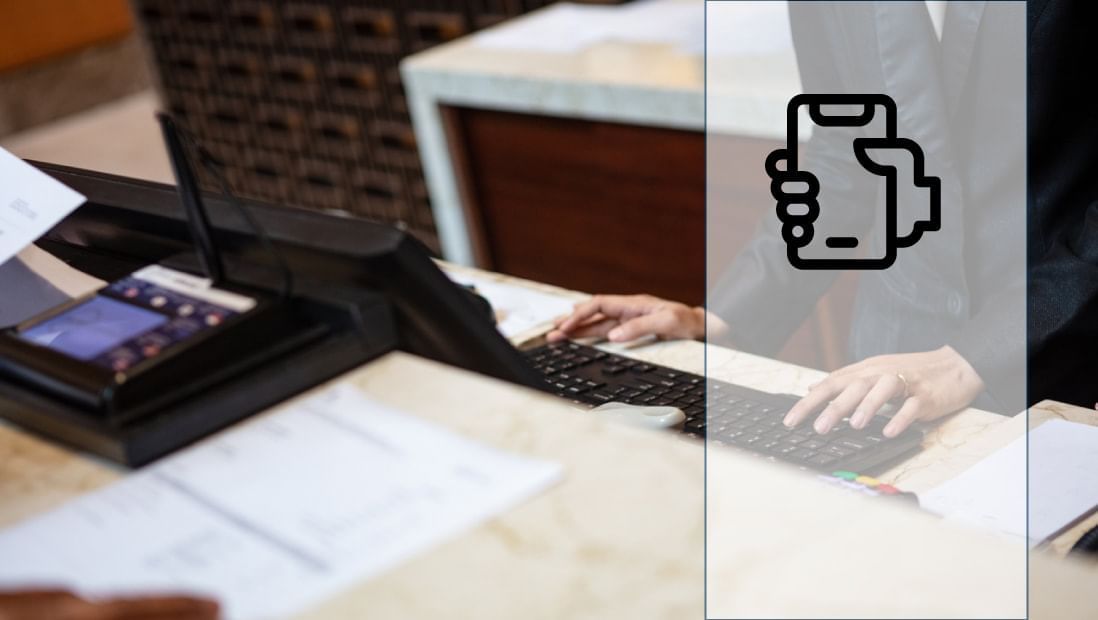 Lady working with a desktop at Hotel Plaza San Francisco