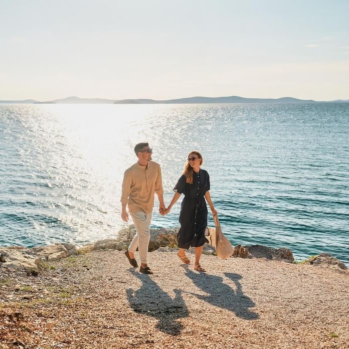 Par drži se za ruke dok uživa u prekrasnom pogledu na more kod Falkensteiner Group