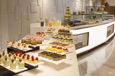 Park café at Park Hotel Hong Kong offers a various supply of fresh seafood and sushi sashimi in their buffet spread