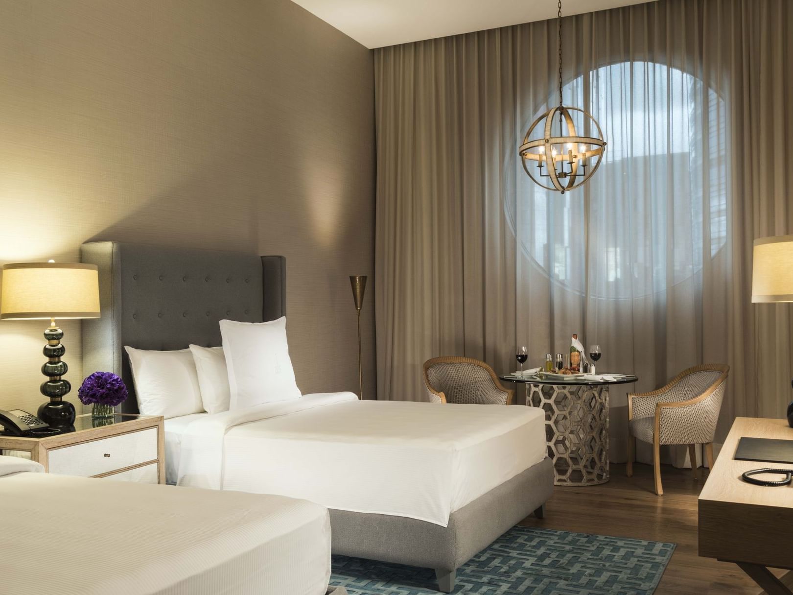 Habitación Sky Suite elegante con dos camas y detalles lujosos en el Marquis Reforma, Ciudad de México.