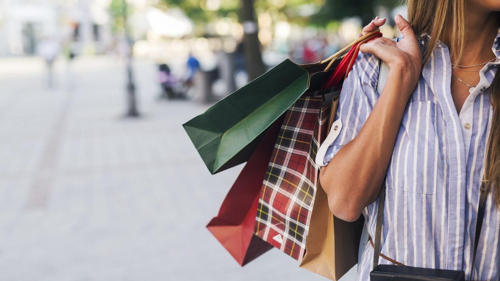 Señora sosteniendo bolsas de compras cerca de Grand Fiesta Americana