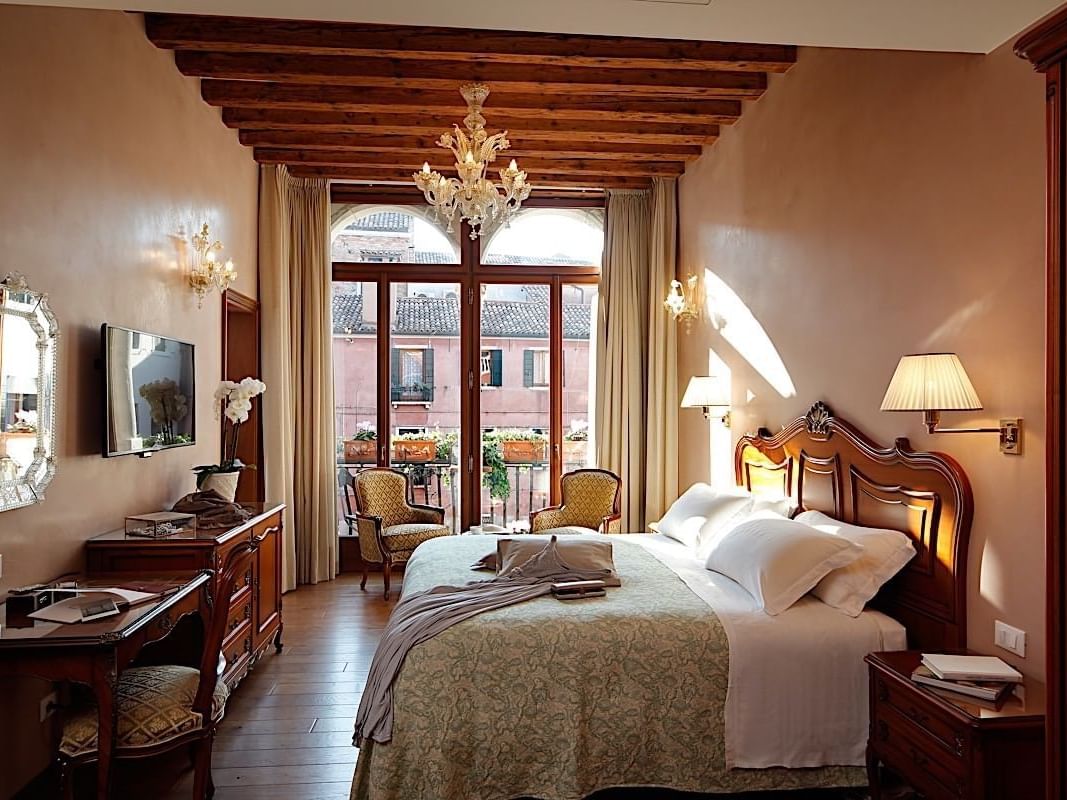 Bedroom in Junior suite with a balcony at Hotel Bisanzio