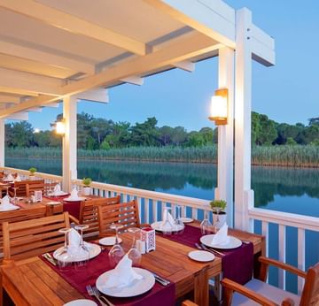 Hasır Türk Restaurant – Titanic Deluxe Golf Belek’te Ahşap Terasta Geleneksel Lezzetler