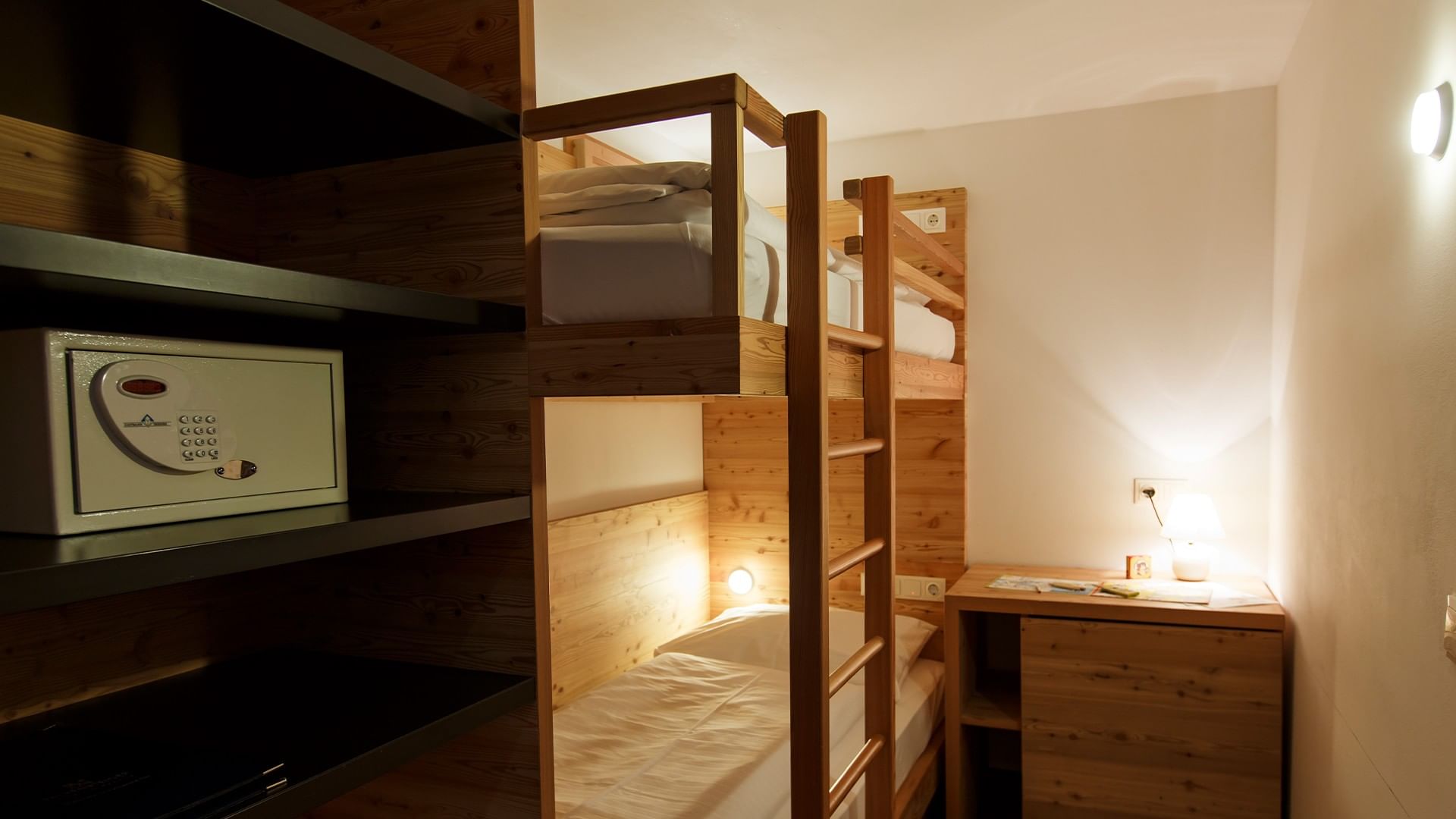 Camera Familiare Superior in legno con letti a castello e cassaforte al Falkensteiner Club Funimation Katschberg, Katschberghöhe.