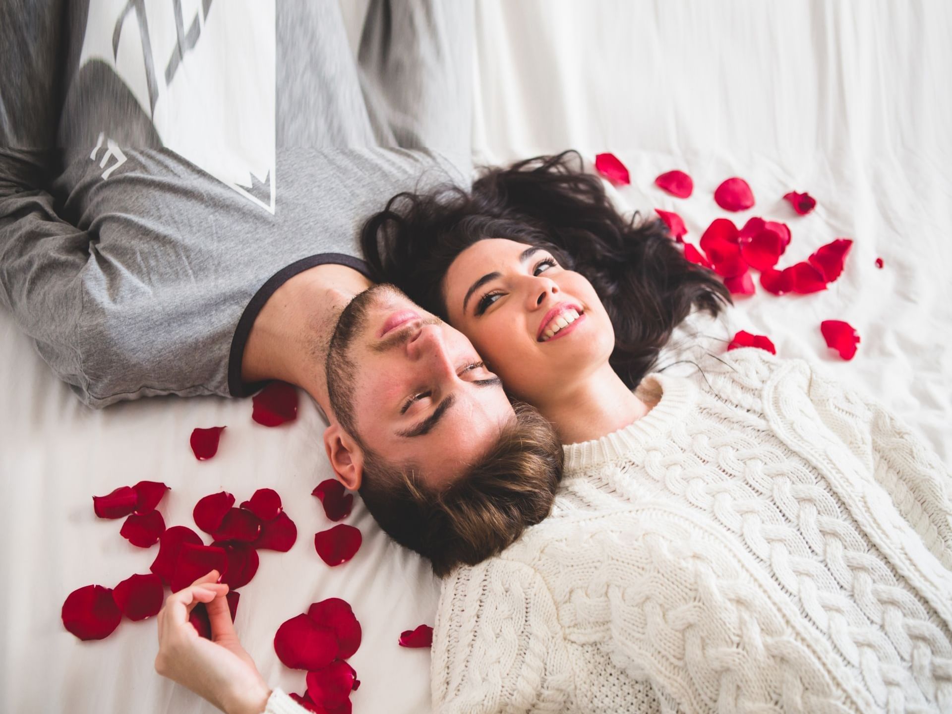 Close-up of couple lying on rose bed at Torremayor Providencia