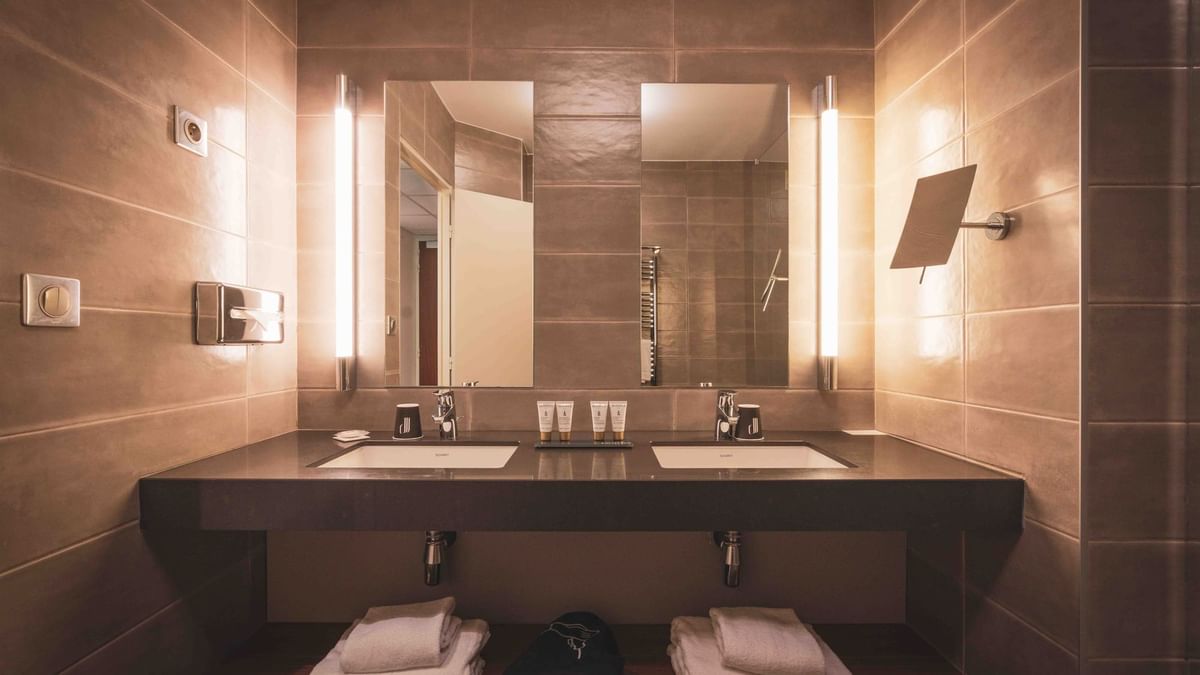 Salle de bains avec double vasques.