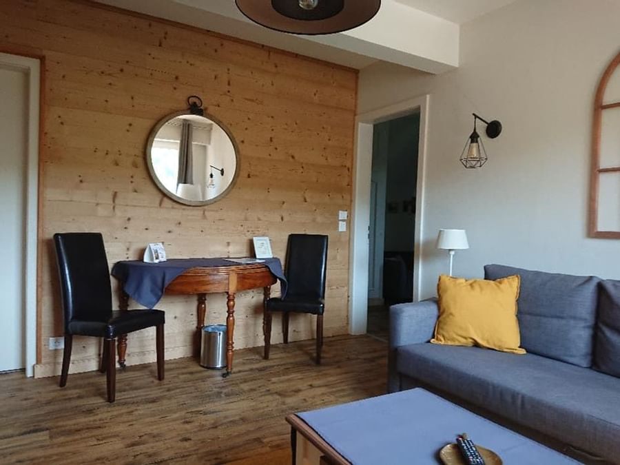 Living area in Suite Salon at Originals Le Kastelberg