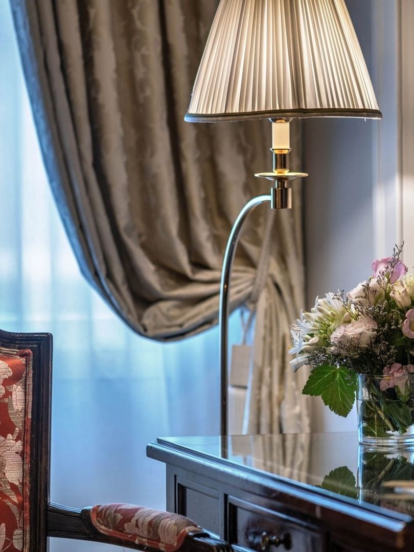Élégante chambre Deluxe avec un grand lit, du papier peint à motifs et une vue sur Paris à l'Hôtel Westminster - Paris.